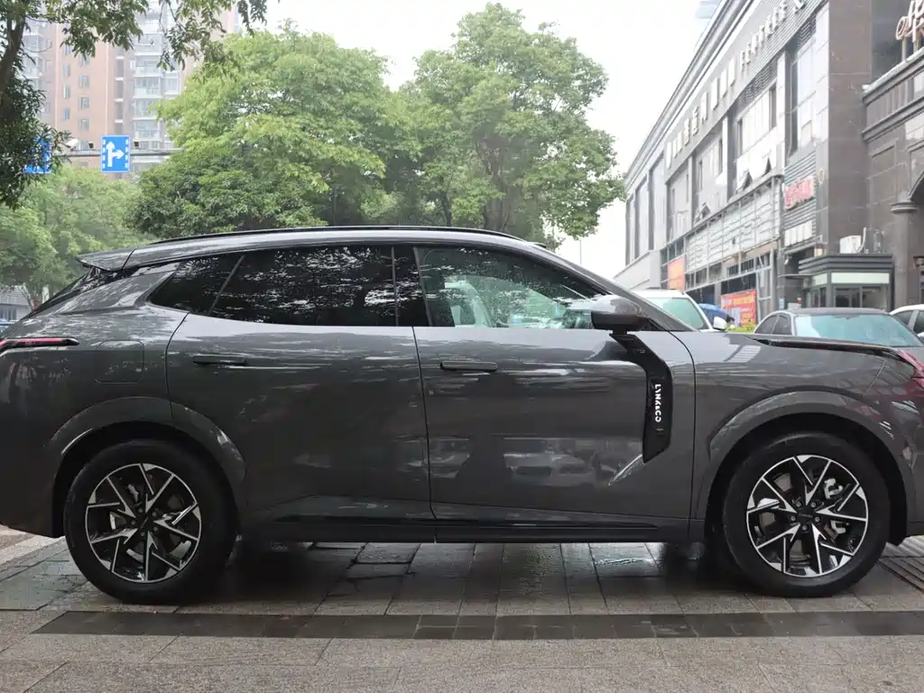 Lynk & Co 08 EM-P 2025