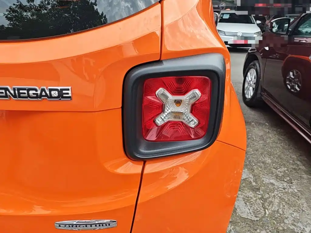 Jeep Renegade 2016 — фото 8