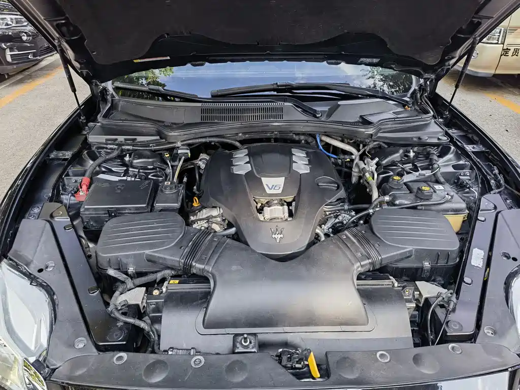 Maserati Quattroporte 2017 — фото 14