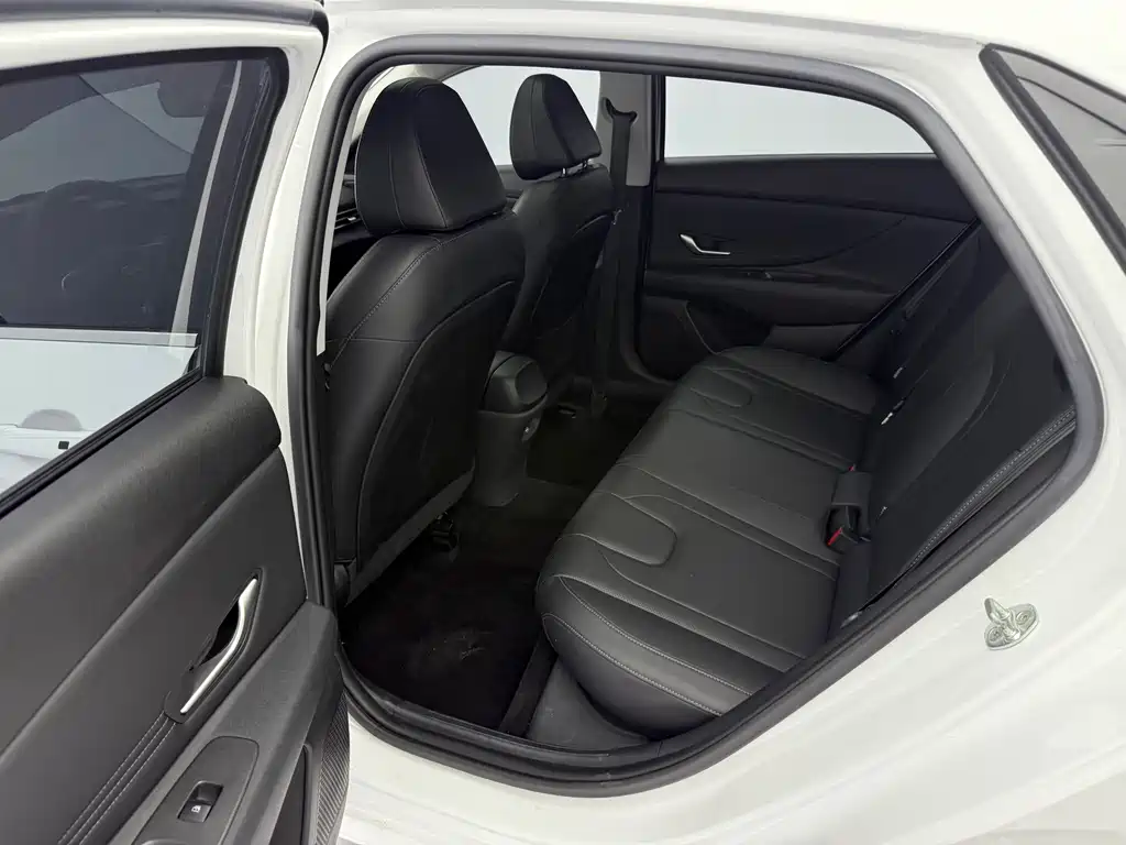 Hyundai Elantra 2022 — фото 12