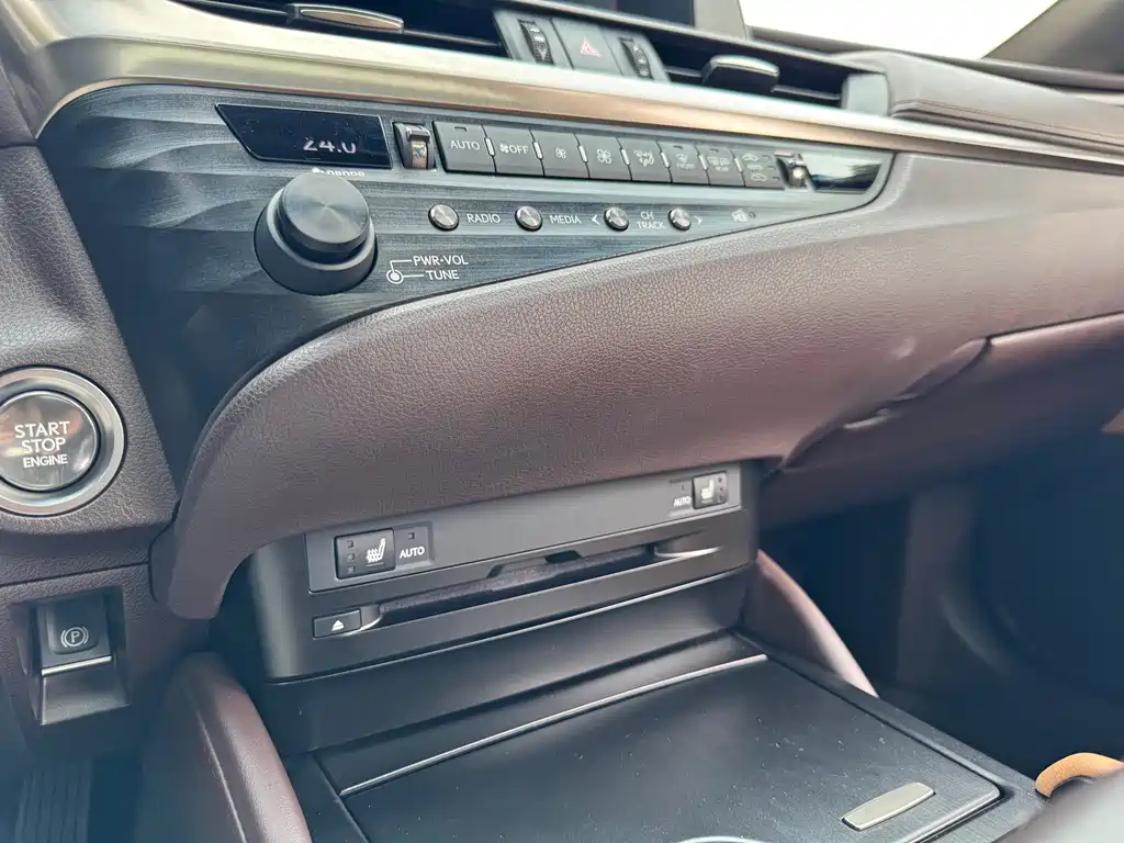 Lexus ES 2019 — фото 13