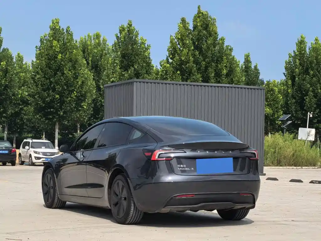 Tesla Model 3 2025 — фото 18