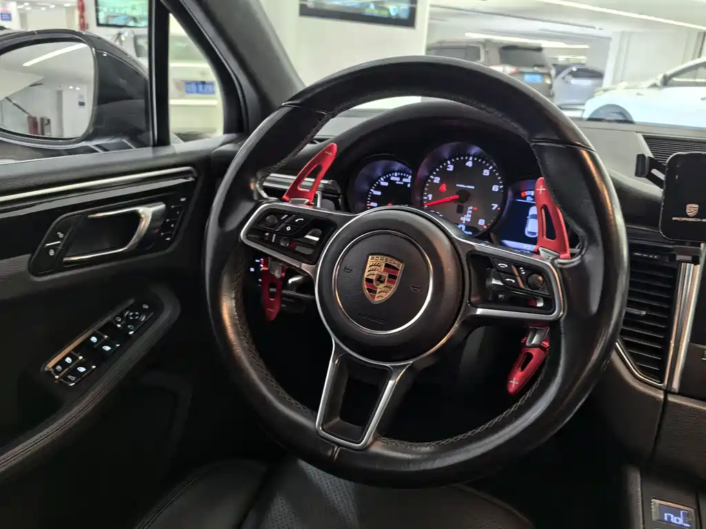 Porsche Macan 2018 — фото 9