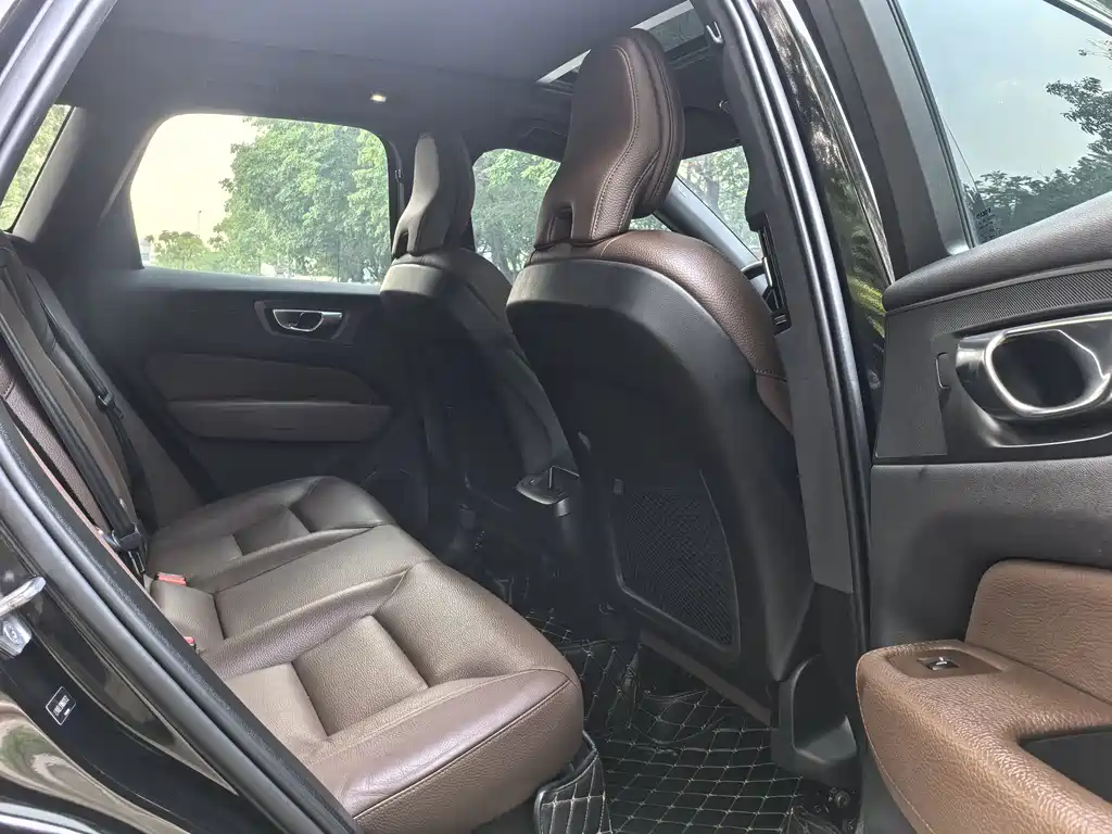 Volvo XC60 2022 — фото 13