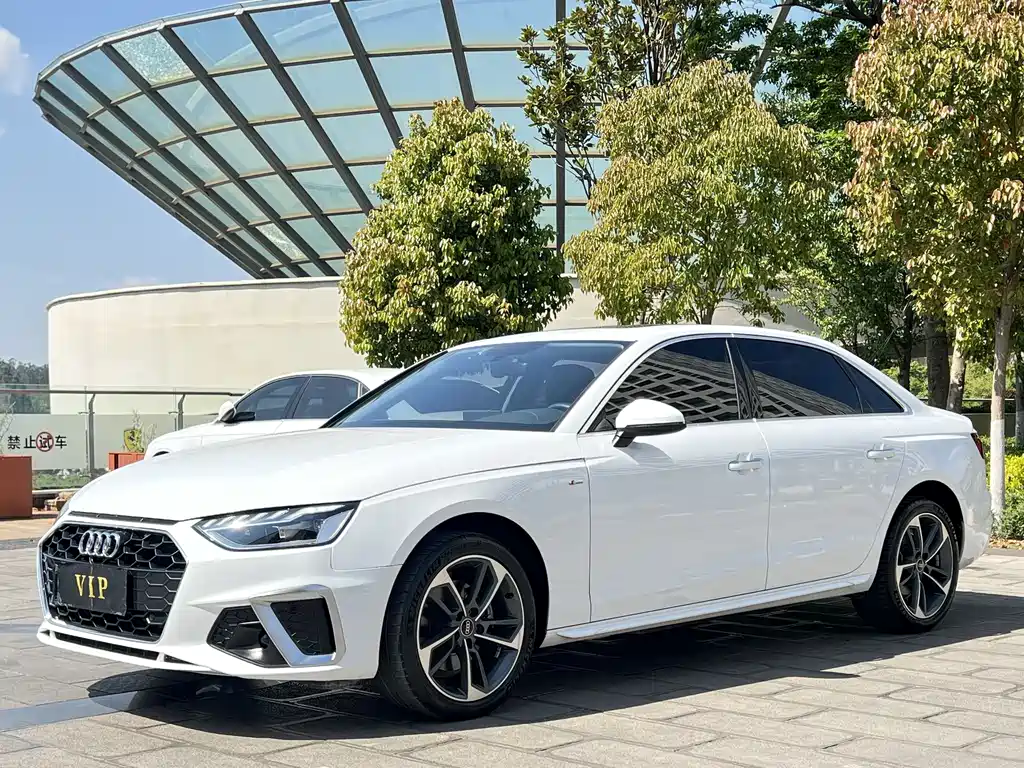 Audi A4L 2022 — фото 1