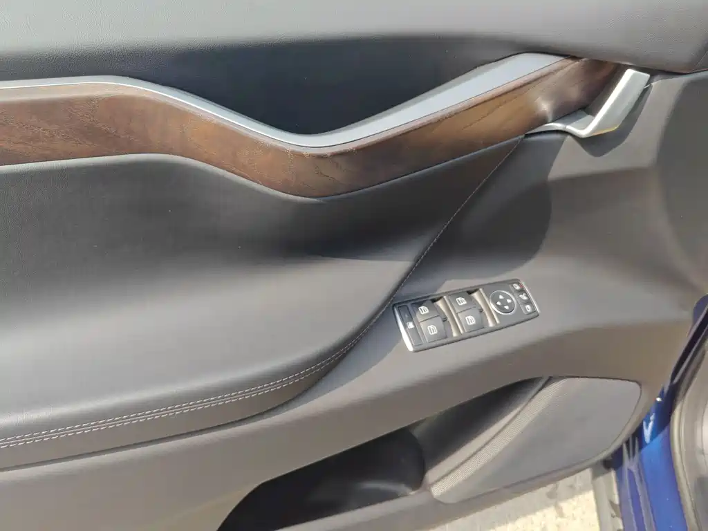 Tesla Model X 2019 — фото 11