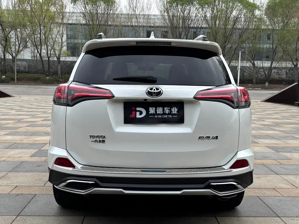 Toyota RAV4 2018 — фото 8