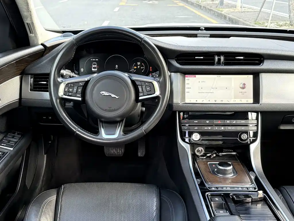 Jaguar XFL 2020 — фото 15