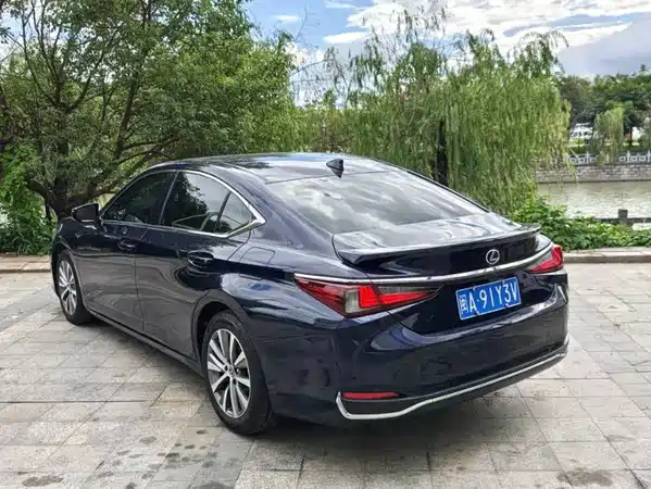 Lexus ES 2020
