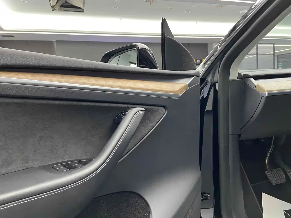 Tesla Model Y 2022 — фото 13