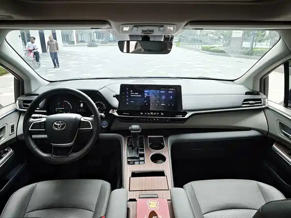 Toyota Granvia 2023