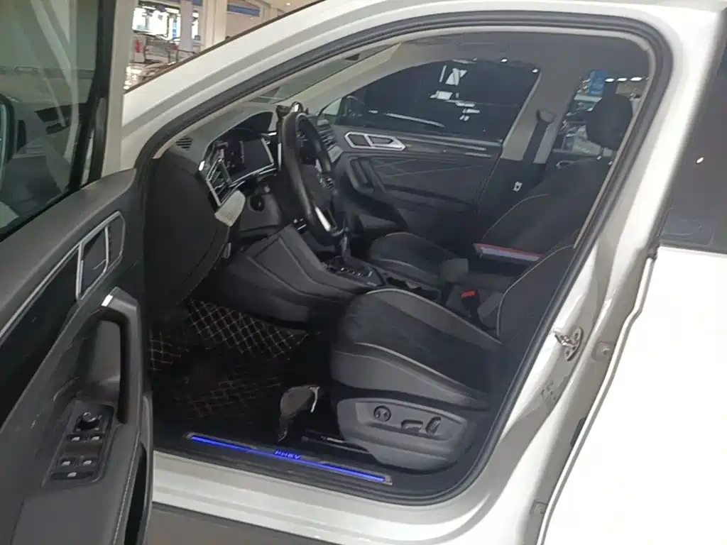 Volkswagen Tiguan L Plug-In Hybrid 2023 — фото 11