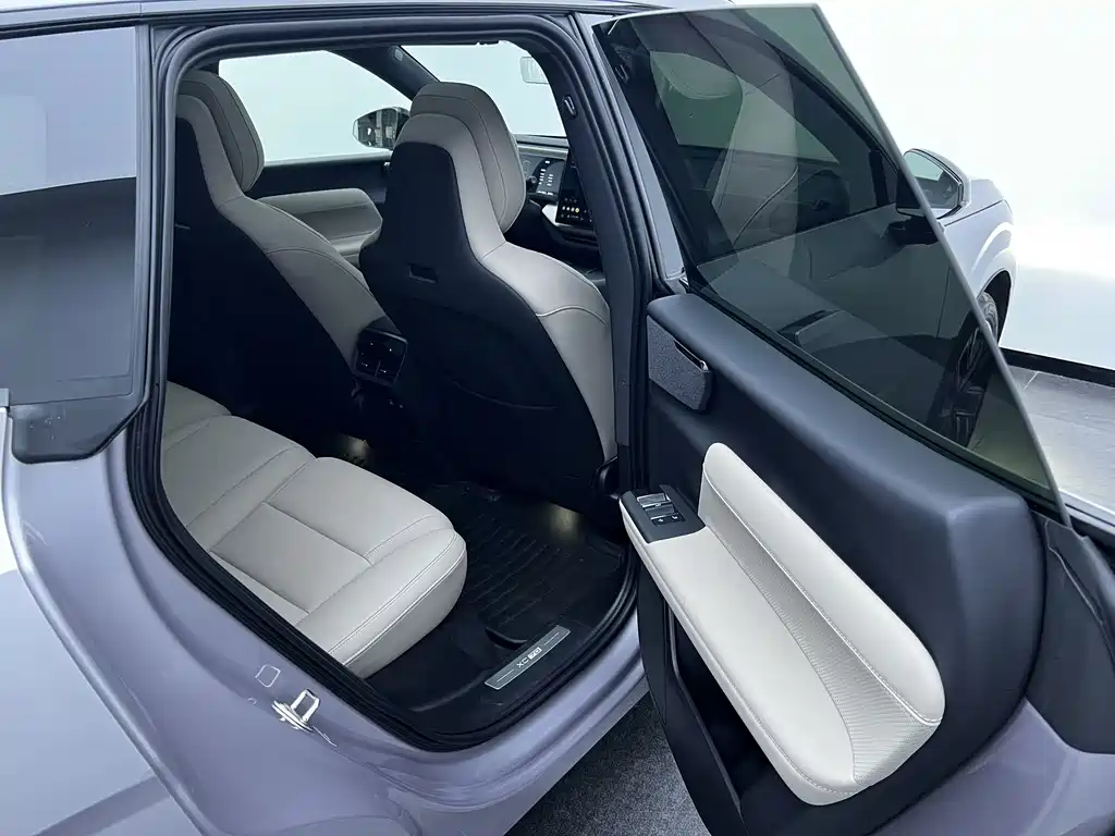 Volvo XC70 Plug-In Hybrid 2025 — фото 14