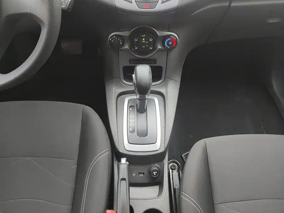 Ford Fiesta 2013 — фото 16