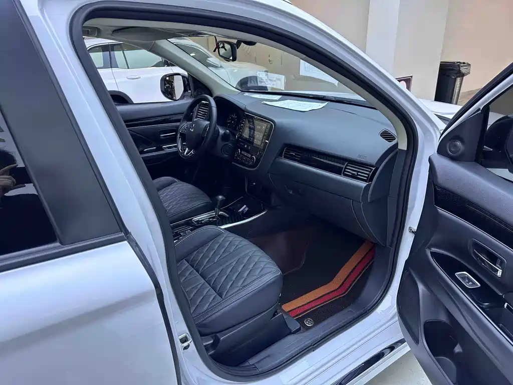 Mitsubishi Outlander 2023 — фото 11