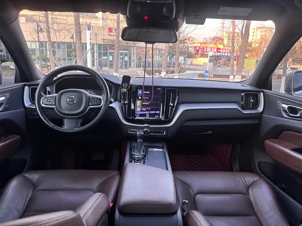 Volvo XC60 2021 — фото 15