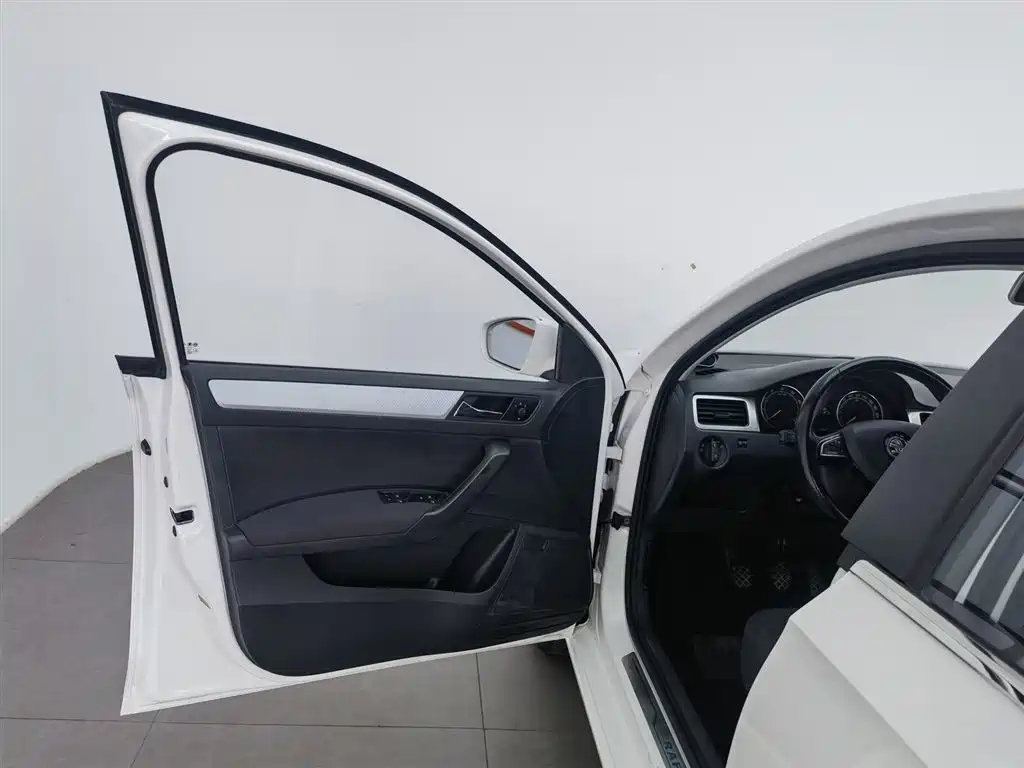 Skoda Rapid Spaceback 2017 — фото 8