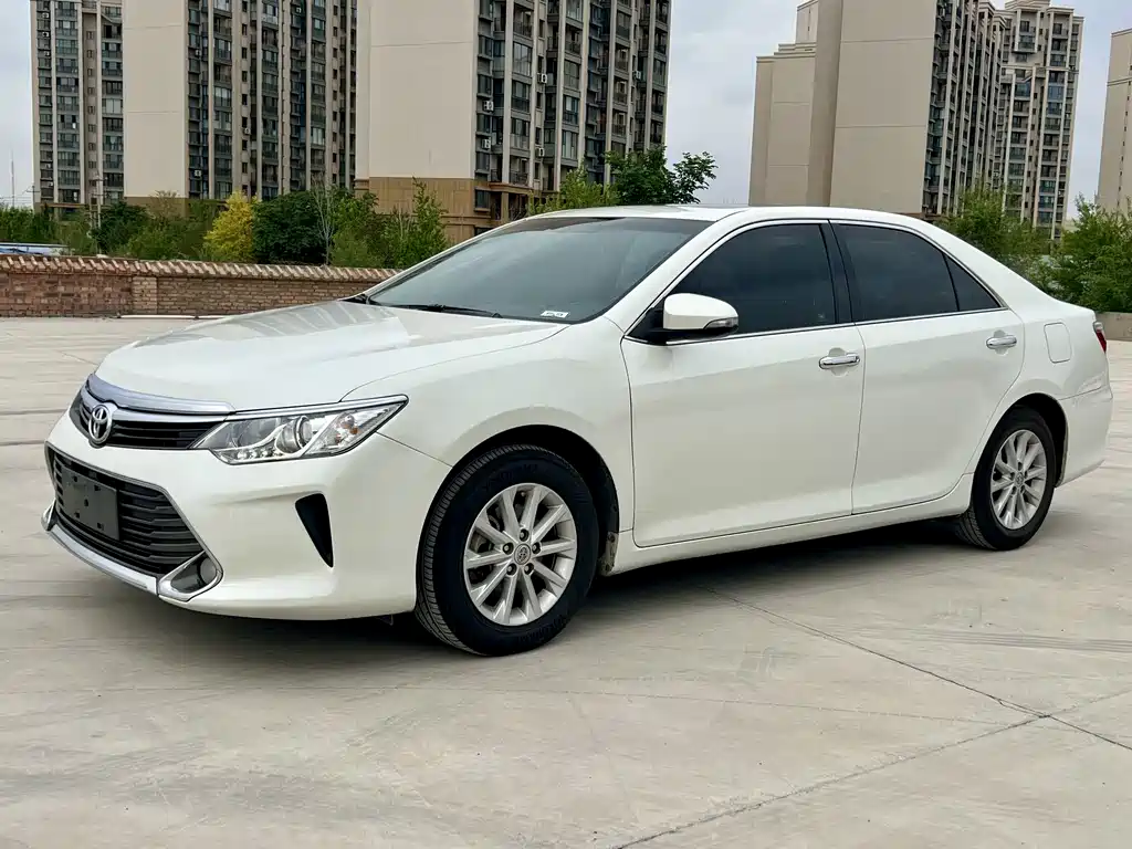 Toyota Camry 2015 — фото 1