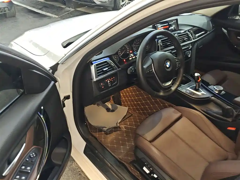 BMW 3 Series 2019 — фото 16