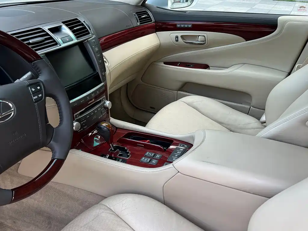 Lexus LS 2010 — фото 18