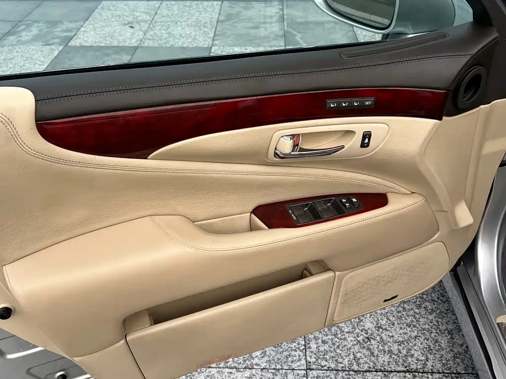 Lexus LS 2010 — фото 20
