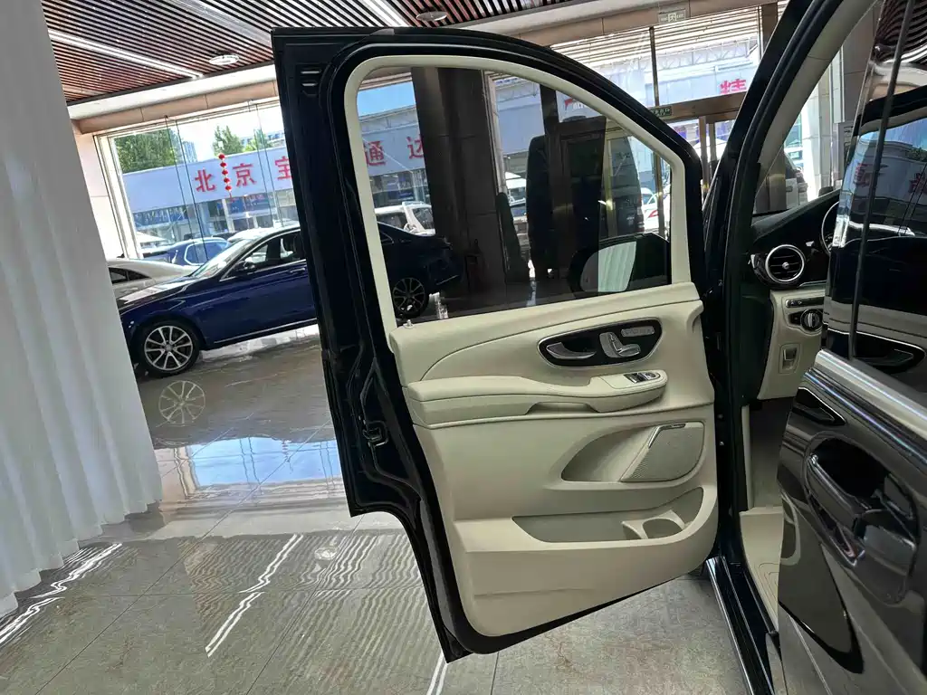 Mercedes-Benz V-Class 2017 — фото 10