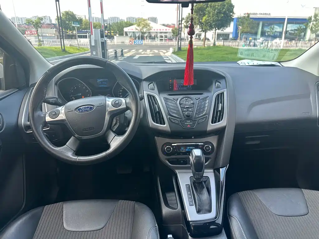 Ford Focus 2013 — фото 10