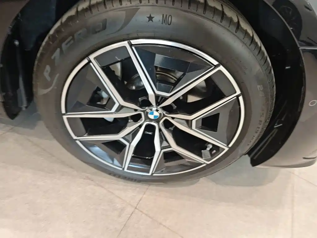 BMW 5 Series 2025 — фото 14