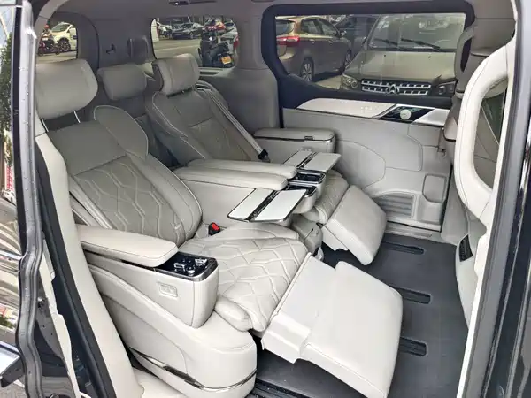Volvo EM90 2025