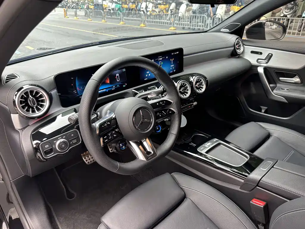 Mercedes-Benz A-Class AMG 2025 — фото 4