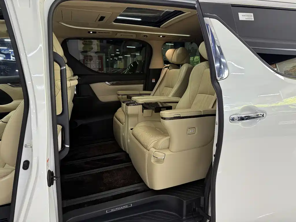 Toyota Alphard 2023 — фото 8