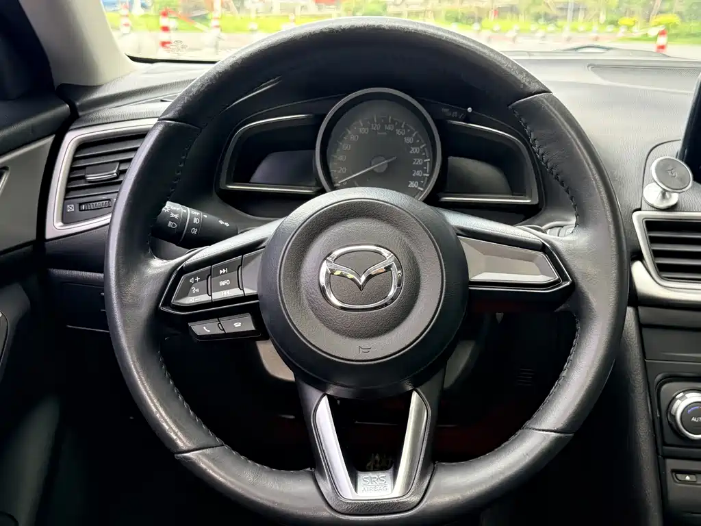 Mazda 3 Axela 2018 — фото 15