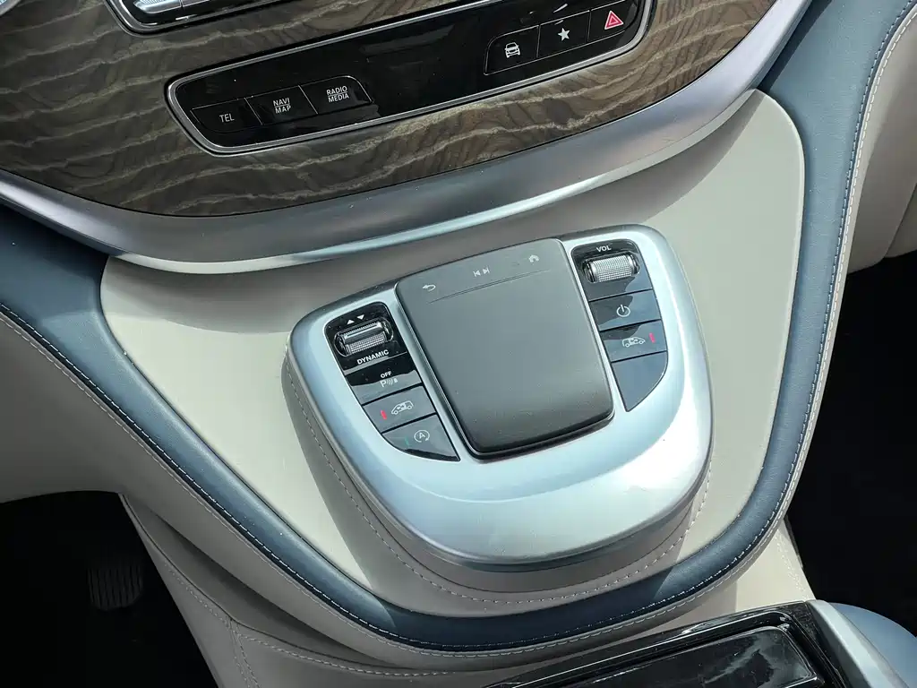 Mercedes-Benz V-Class 2023 — фото 18