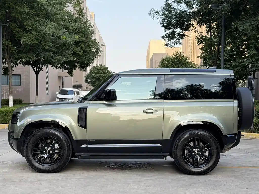 Land Rover Defender 2021 — фото 18