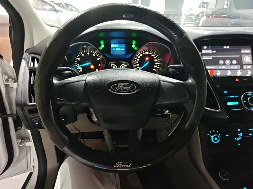 Ford Focus 2017 — фото 11