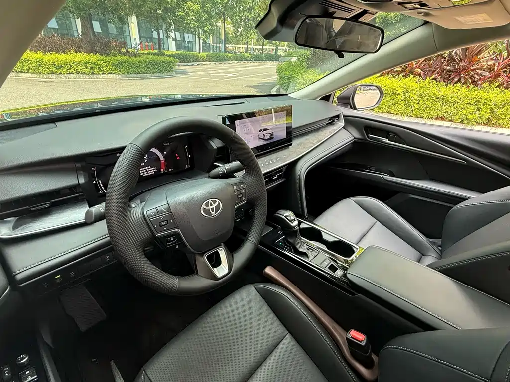 Toyota Camry 2025 — фото 10