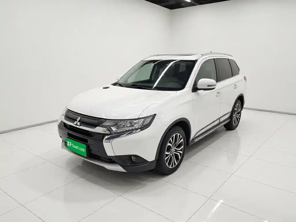 Mitsubishi Outlander 2018 — фото 1