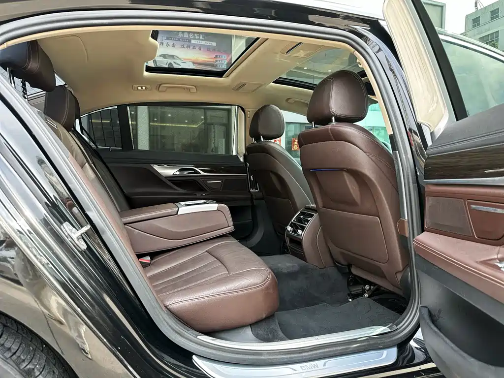 BMW 7 Series 2017 — фото 11