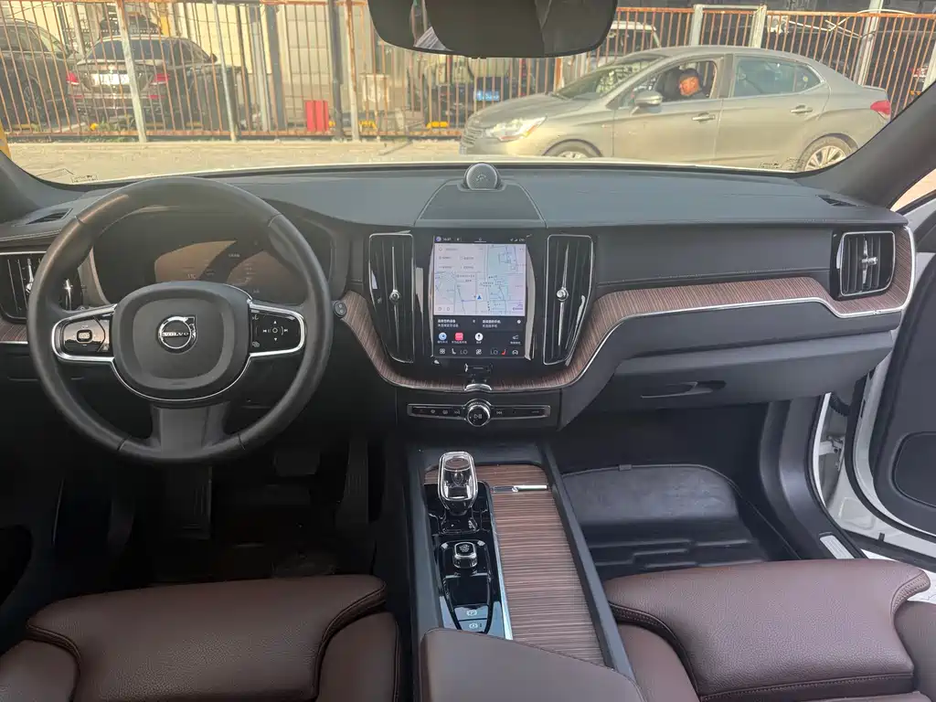 Volvo XC60 2022 — фото 15