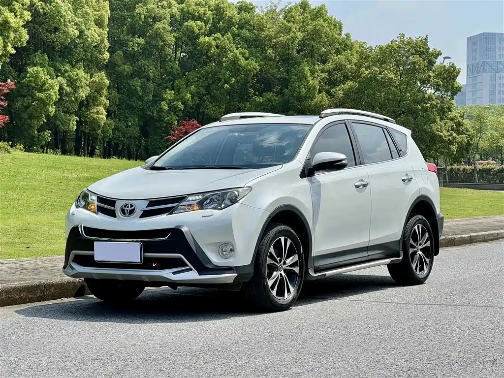 Toyota RAV4 2015 — фото 1