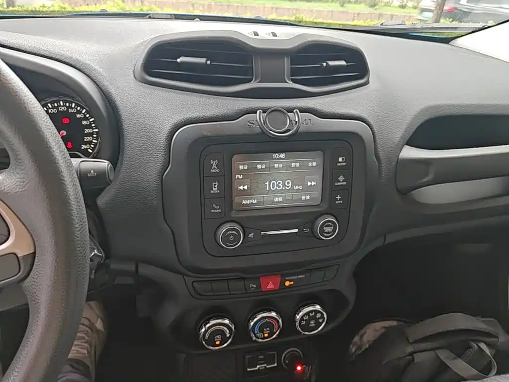 Jeep Renegade 2017 — фото 13