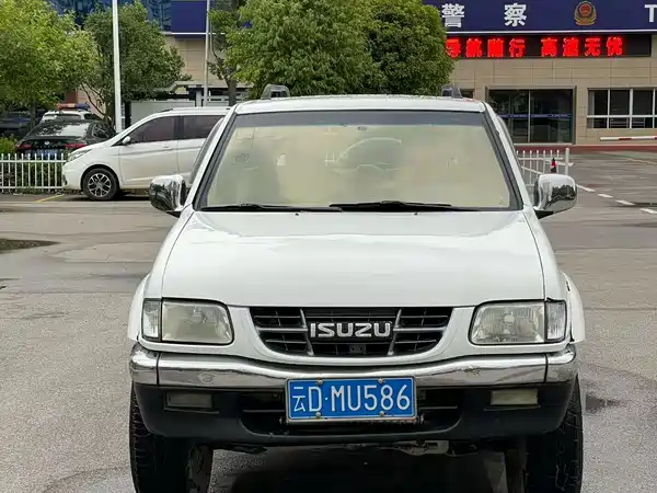 Isuzu Competitor 2015