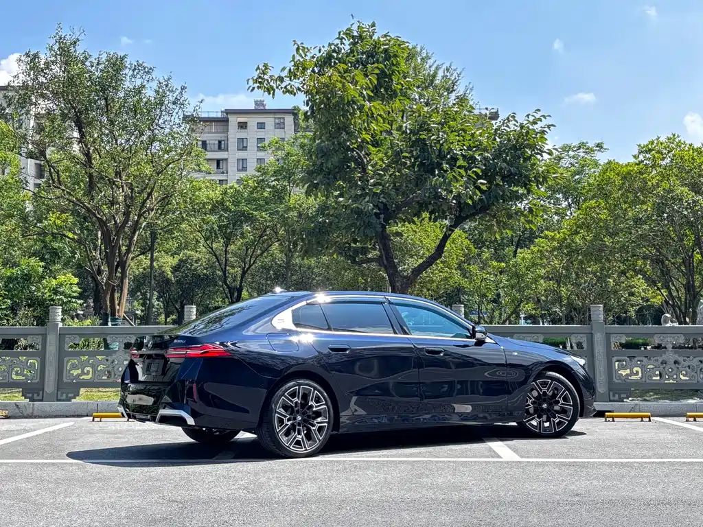 BMW 5 Series 2025