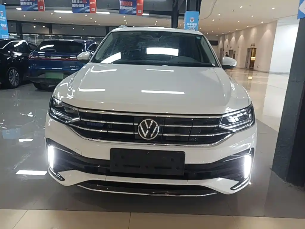 Volkswagen Tiguan L Plug-In Hybrid 2023 — фото 3