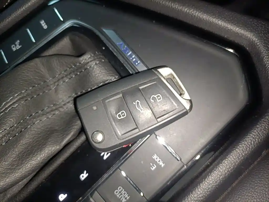 Volkswagen Tiguan L Plug-In Hybrid 2023 — фото 17