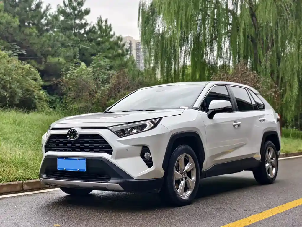 Toyota RAV4 2023 — фото 1