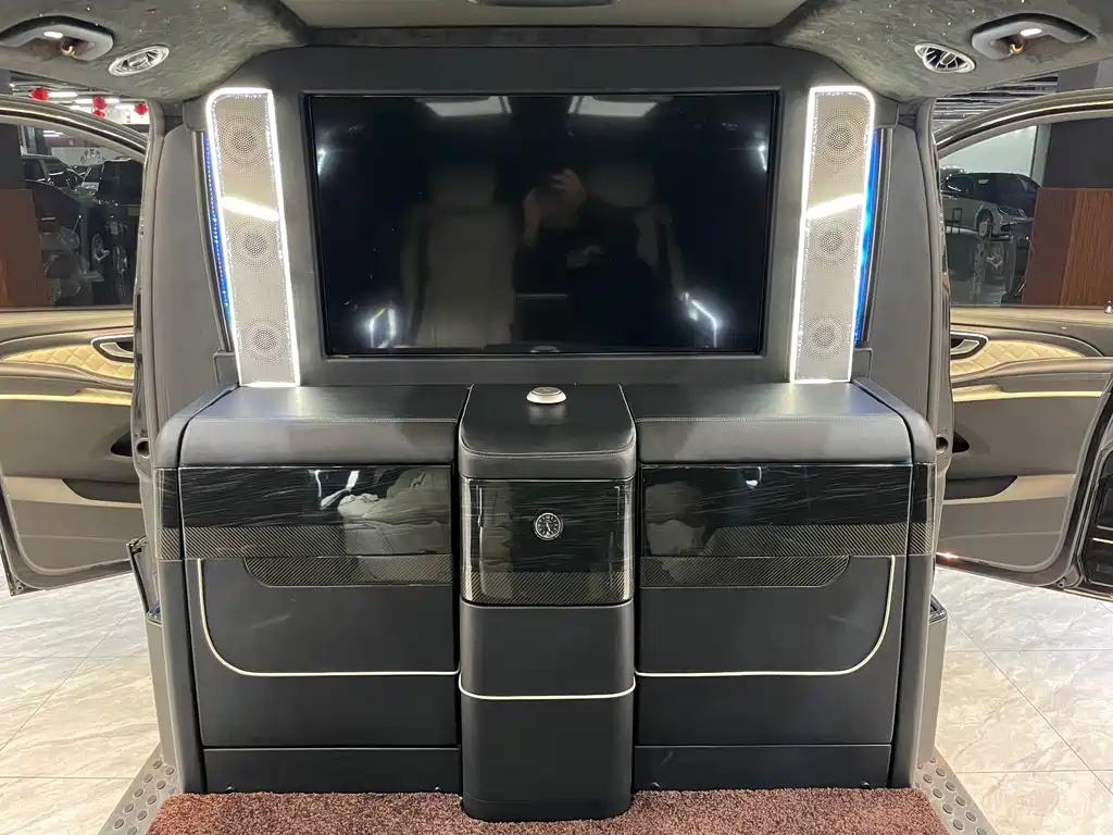 Mercedes-Benz V-Class 2019 — фото 16