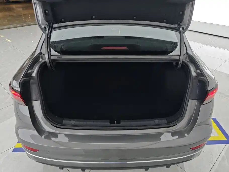 Geely Emgrand 2022