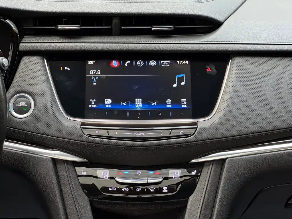 Cadillac XT5 2016 — фото 20