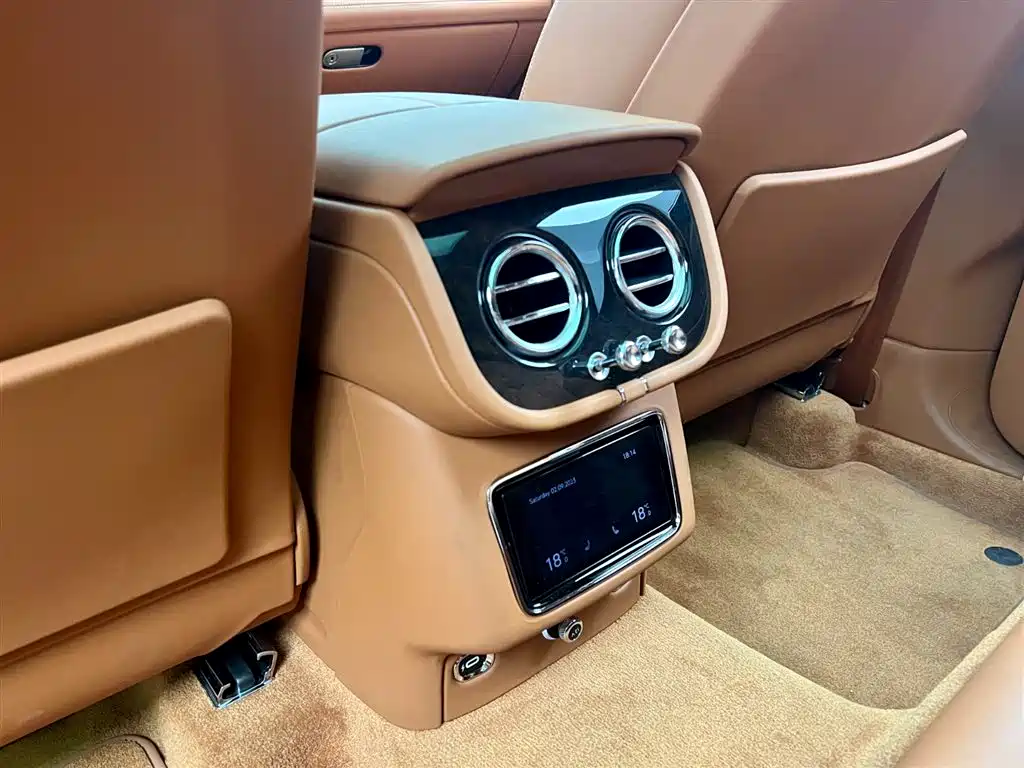 Bentley Bentayga 2021 — фото 19
